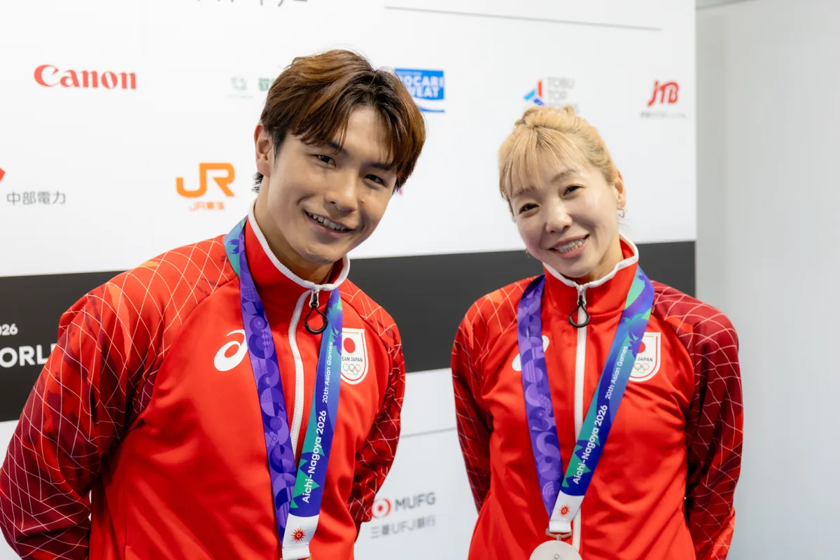 メダルをかけて並ぶブレイキンのShigekix選手と福島あゆみ選手