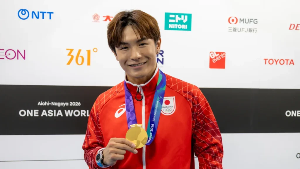 金メダルを手に笑顔を見せるブレイキンのShigekix（半井重幸）選手