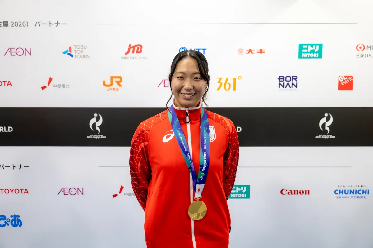 金メダルを胸に立つカヌースラロームの伊藤くるみ選手