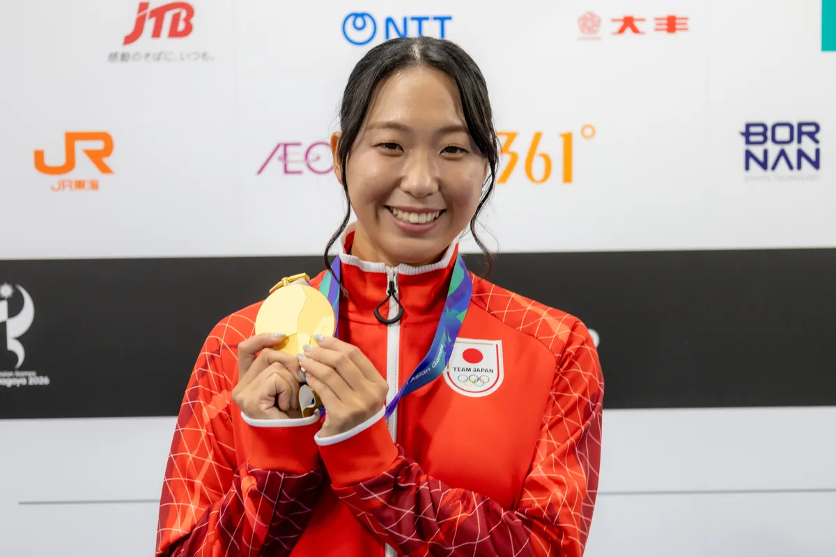 金メダルを手に取材に応じる伊藤くるみ選手