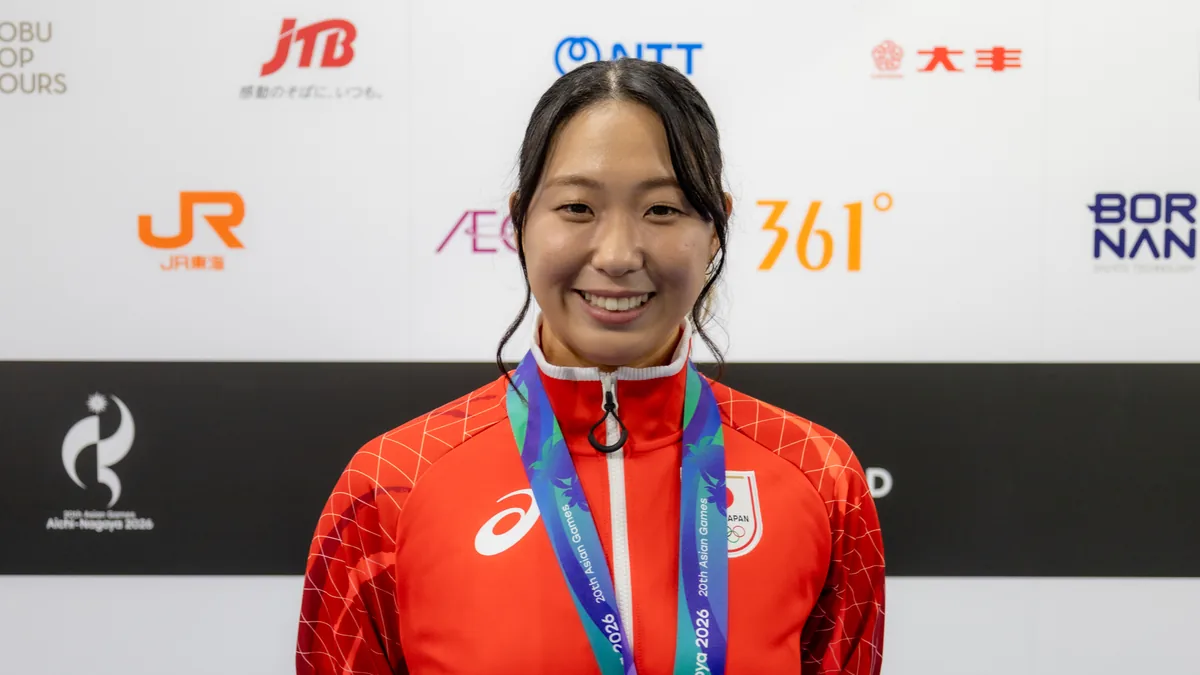 金メダルをかけて笑顔を見せるカヌースラロームの伊藤くるみ選手