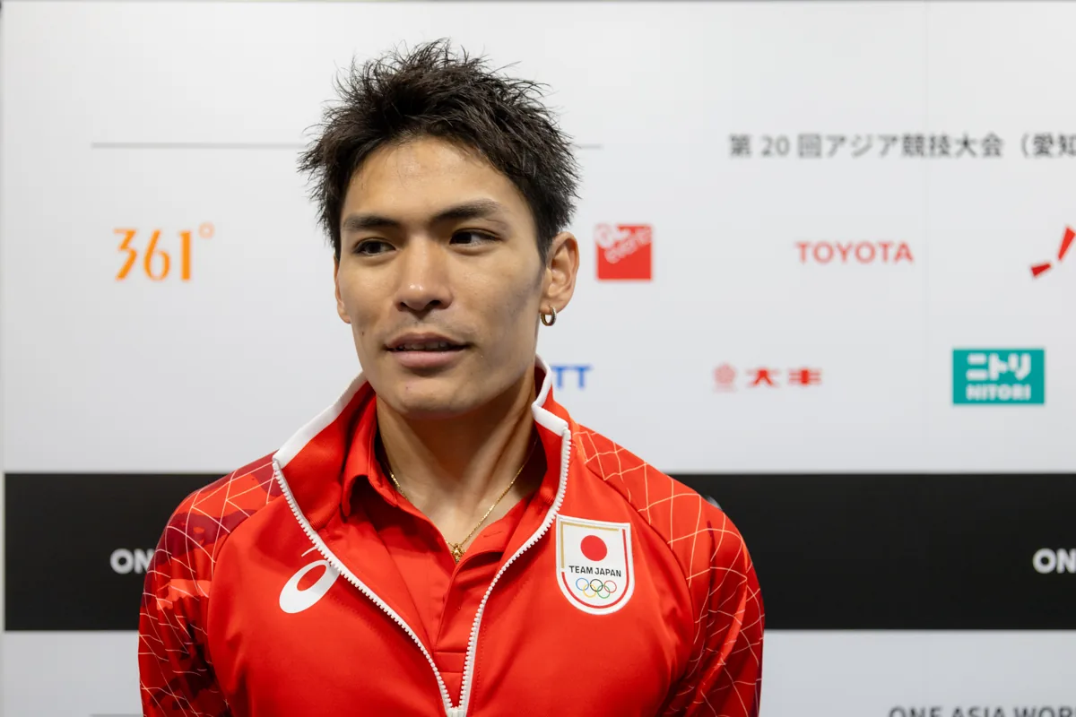 囲み取材に答える楢﨑智亜選手