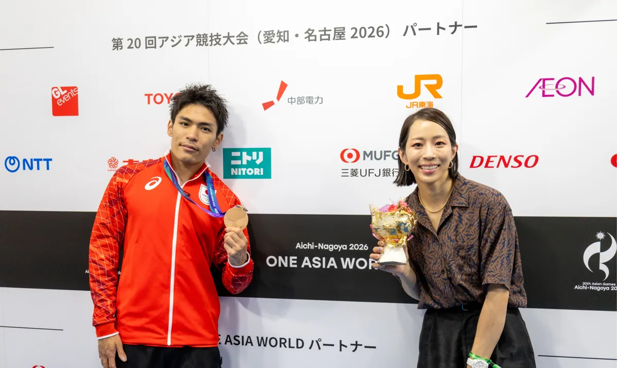 銅メダルを手にした楢﨑智亜選手と妻の野口啓代さん