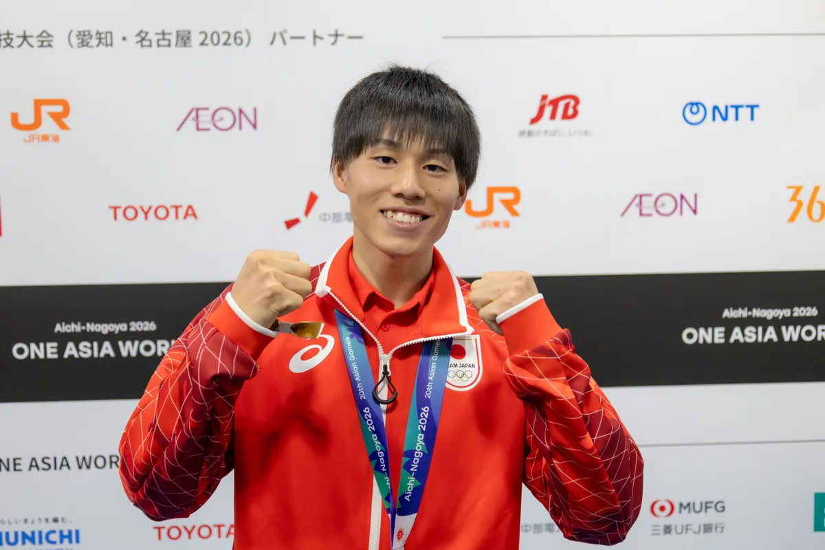 両手でガッツポーズを見せるスポーツクライミングの鈴木音生選手