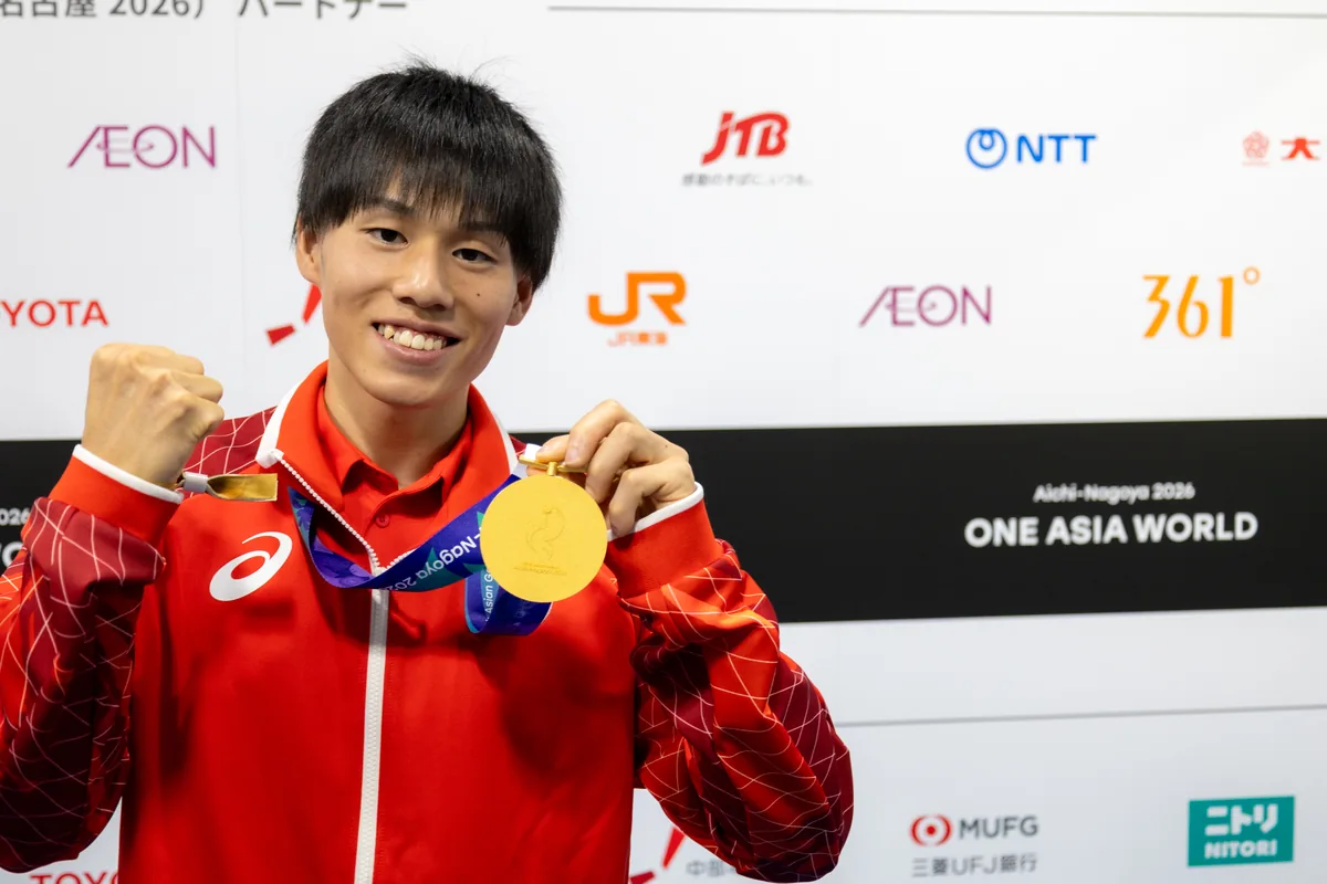 金メダルを手に笑顔を見せる鈴木音生選手