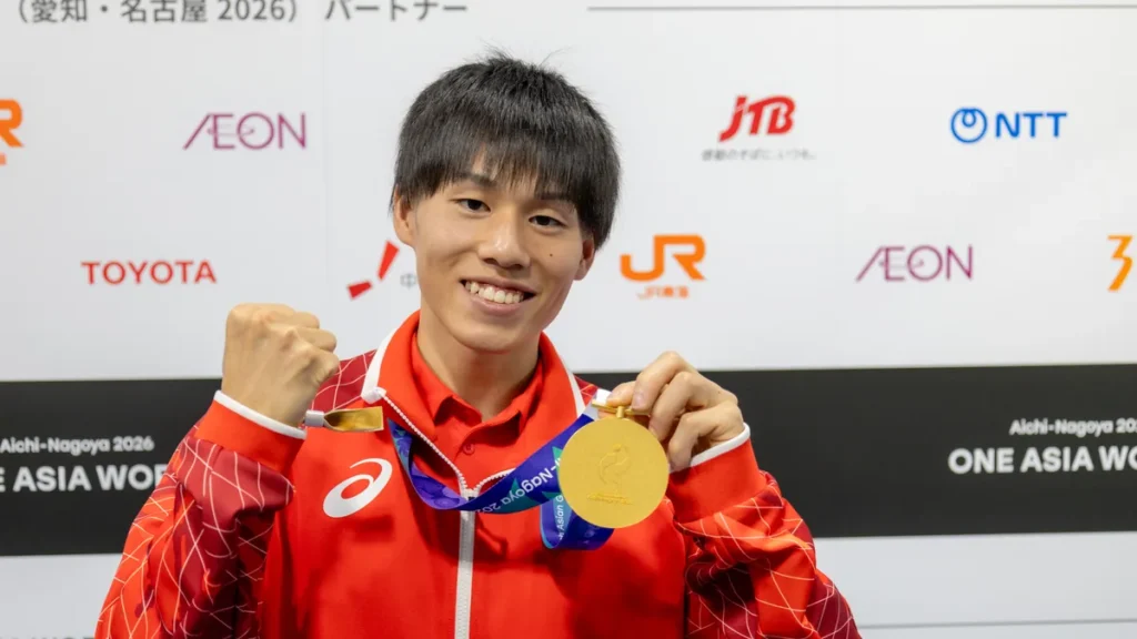 金メダルを手にガッツポーズを見せるスポーツクライミングの鈴木音生選手