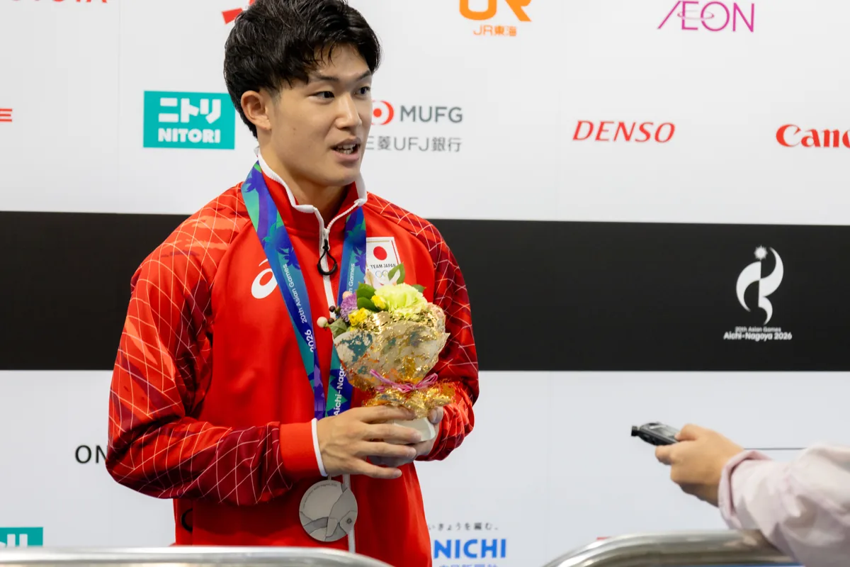 囲み取材に答える玉井陸斗選手