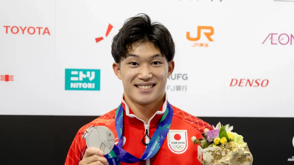 銀メダルを手に笑顔を見せる飛込の玉井陸斗選手