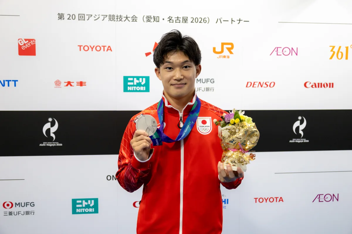 銀メダルと花束を手にする玉井陸斗選手