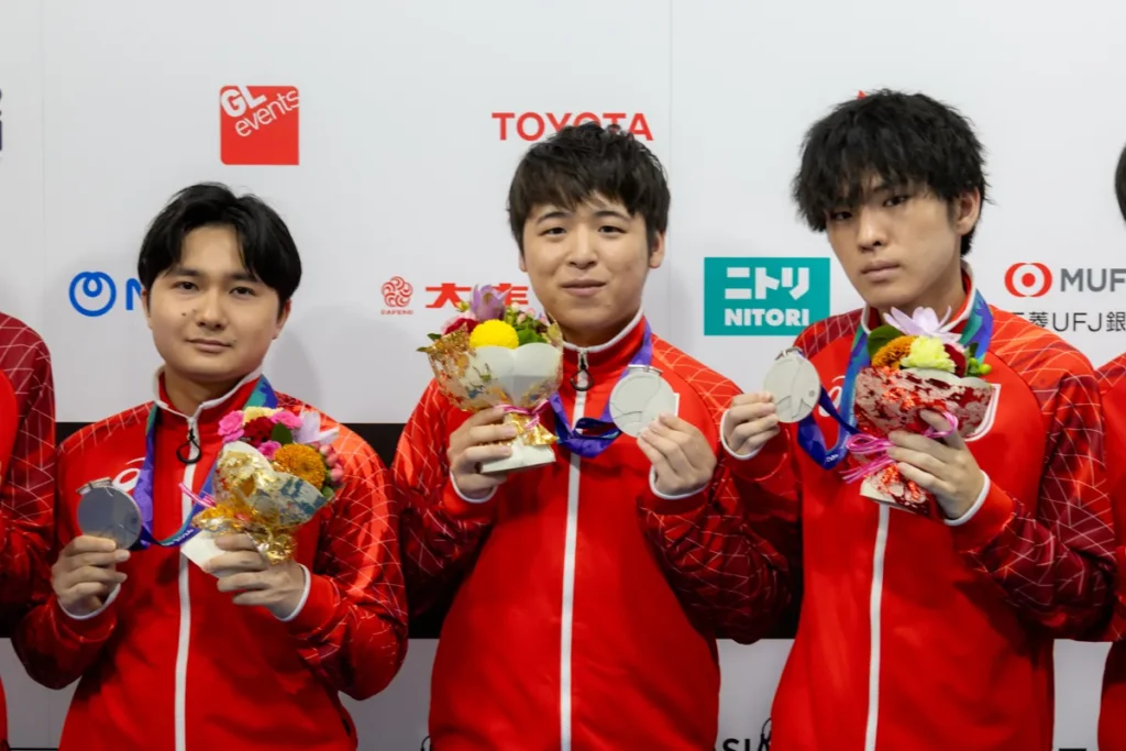 銀メダルを見せる第五人格の日本代表の選手たち