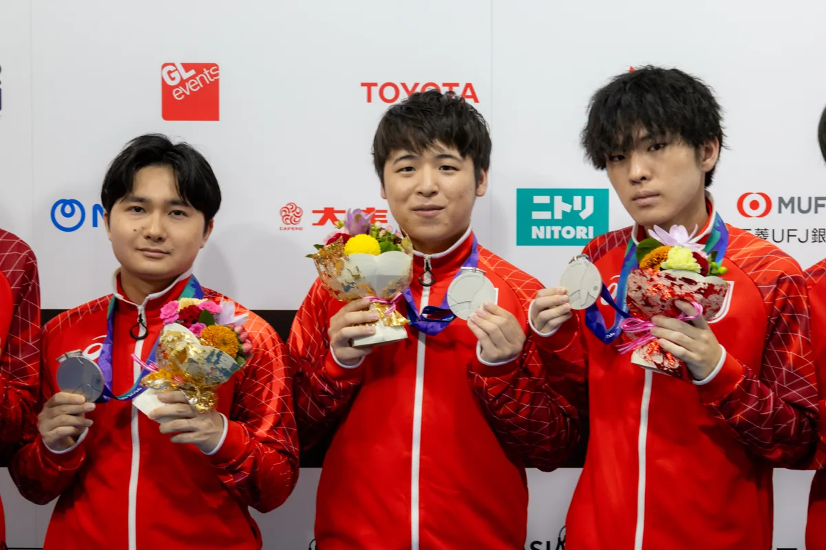 銀メダルを見せる第五人格の日本代表の選手たち