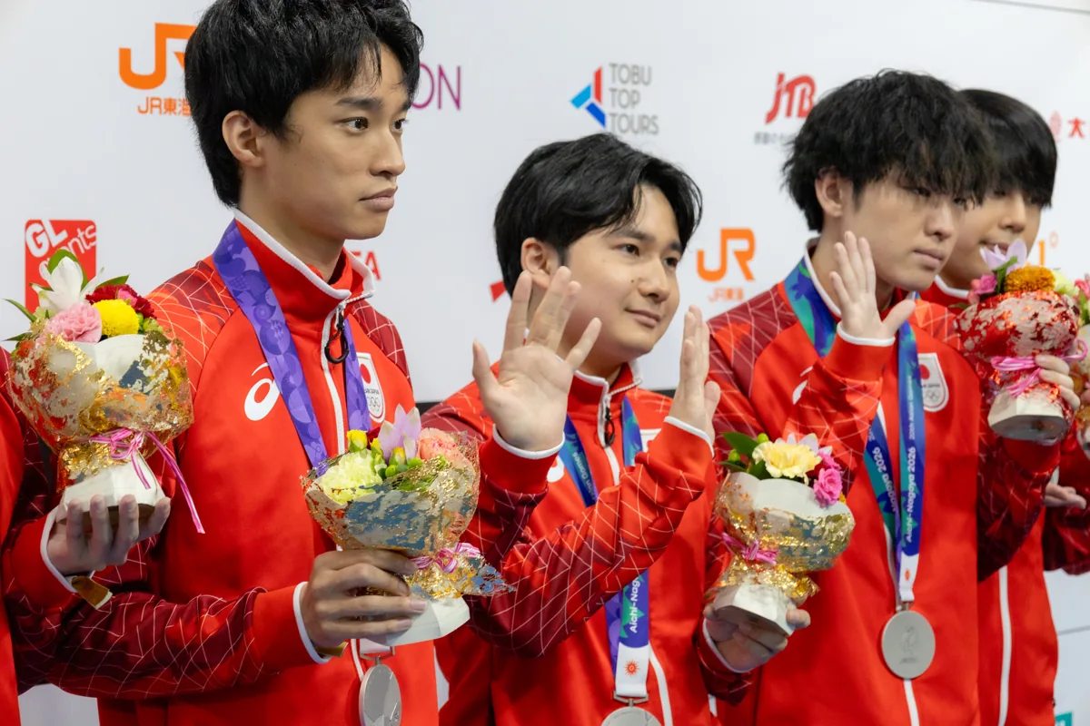 ミックスゾーンで手を振る第五人格の日本代表の選手たち