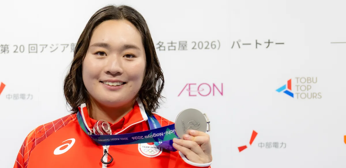 銀メダルを手にほほえむ北口榛花選手のアップ