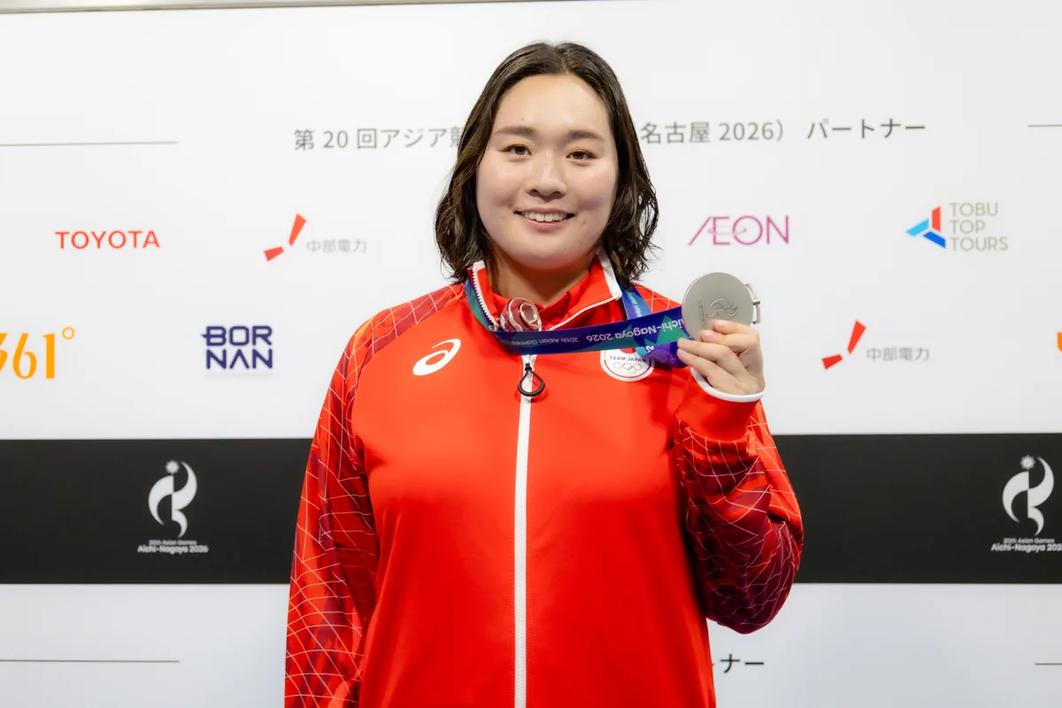 銀メダルを手に笑顔を見せる女子やり投の北口榛花選手