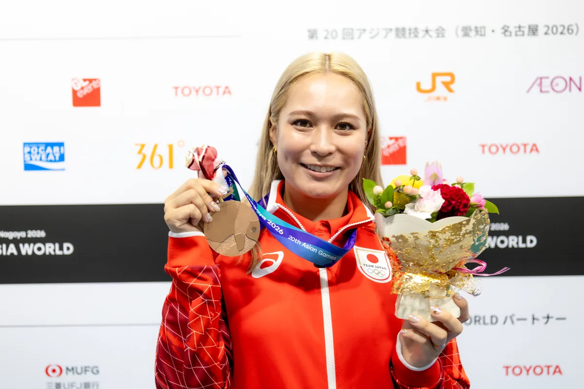 銅メダルと花束を手に笑顔を見せる武本紗栄選手