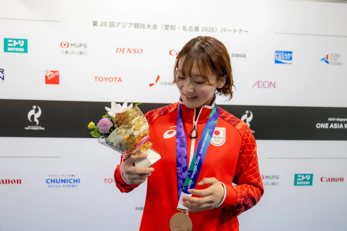 花束を手に笑顔を見せる藤城心選手