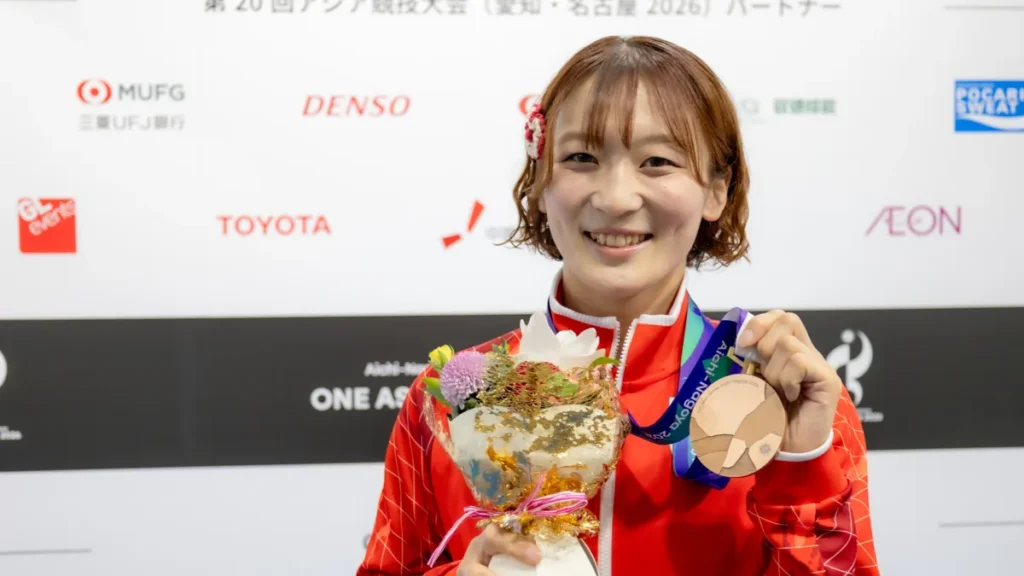 銅メダルと花束を手に笑顔を見せる柔道の藤城心選手