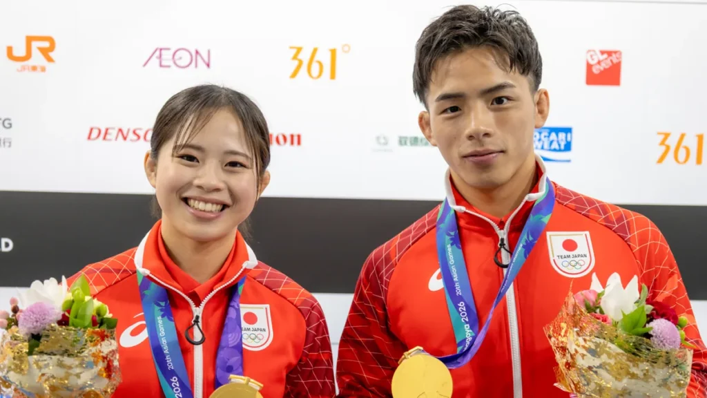 金メダルを手に笑顔を見せる柔道の近藤美月選手と近藤隼斗選手