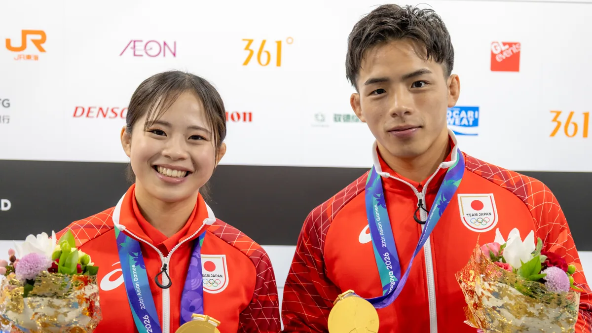 金メダルを手に笑顔を見せる柔道の近藤美月選手と近藤隼斗選手