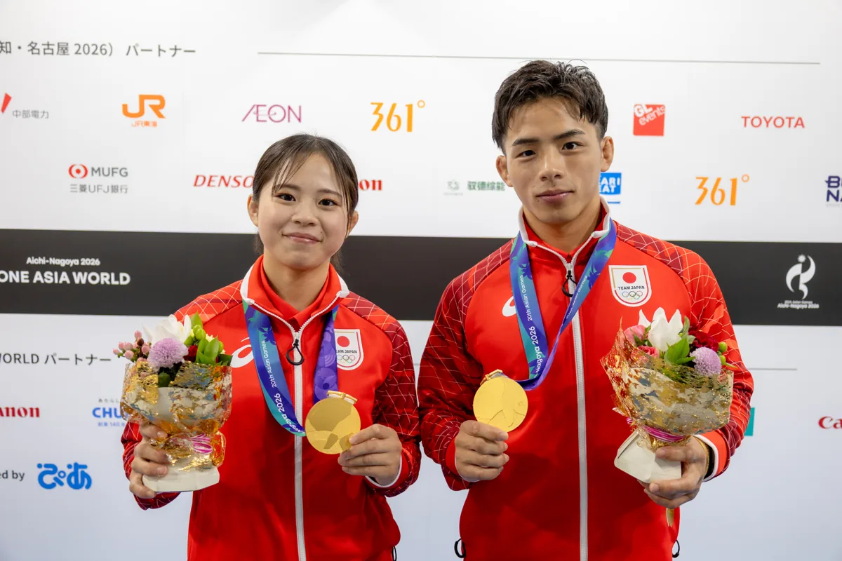金メダルと花束を手にする近藤美月選手と近藤隼斗選手