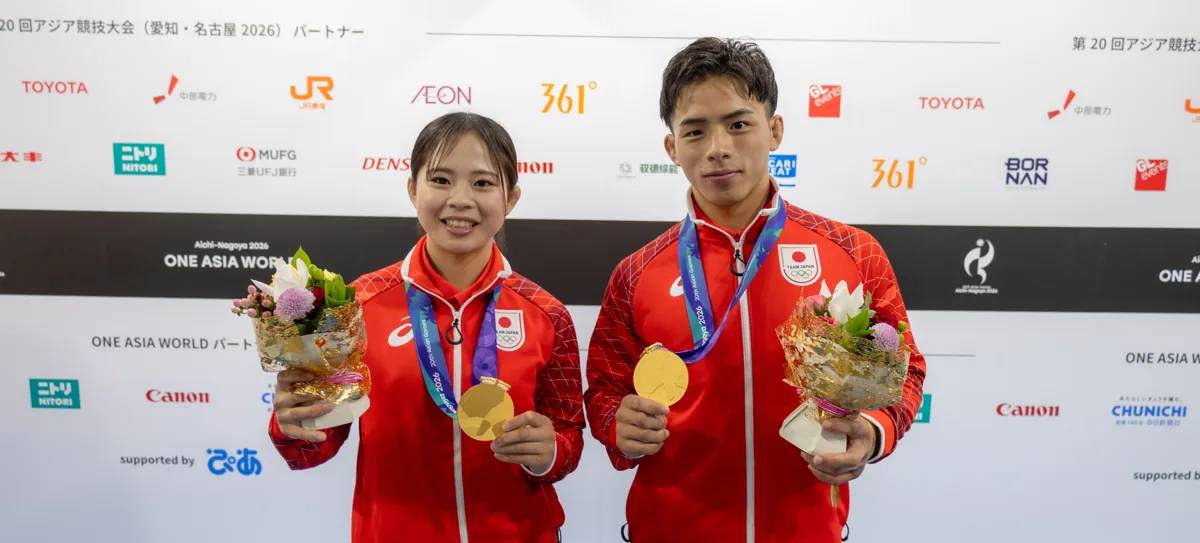 メダルを手にする近藤美月選手と近藤隼斗選手