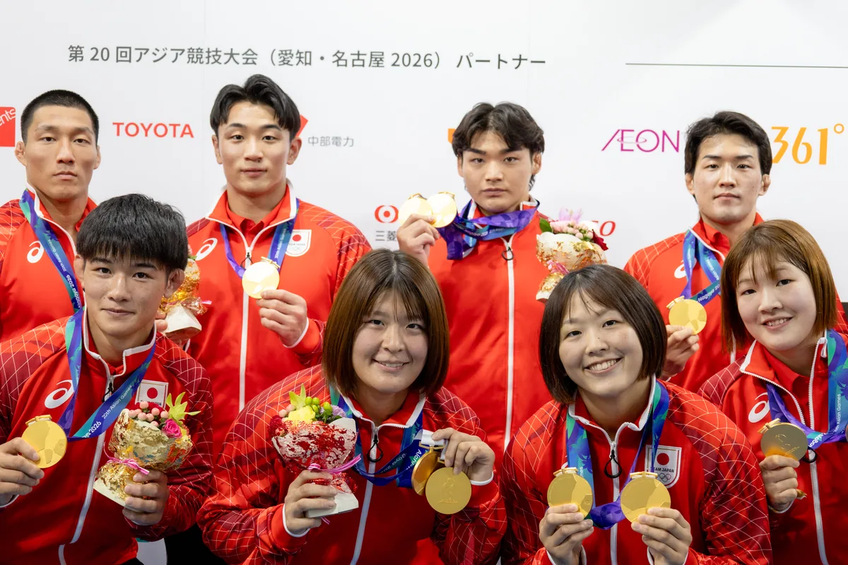 金メダルを手に並ぶ柔道の日本代表のメダリストたち