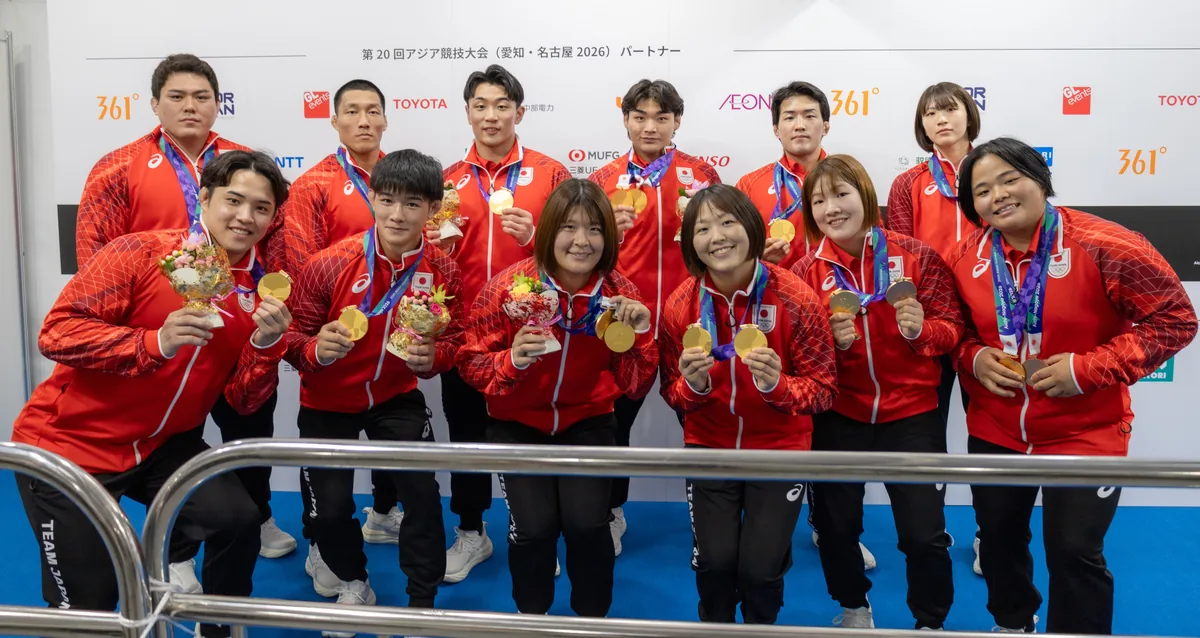 メダルを手に並ぶ柔道の日本代表