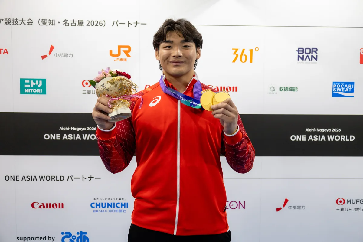 金メダルと花束を手にする柔道の岡田陸選手