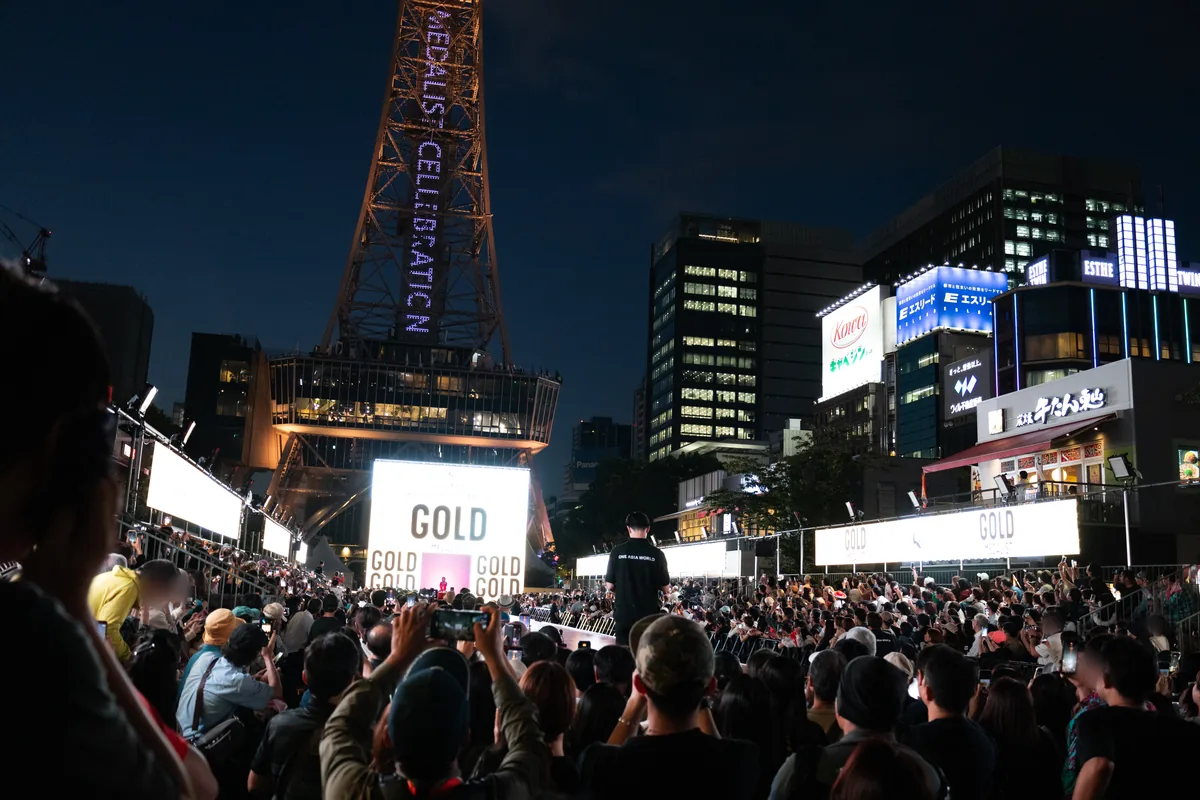 メダリストセレブレーションが始まった18時すぎ、観客で埋まったONE ASIA WORLDの観覧エリアと中部電力MIRAI TOWER（9月30日）