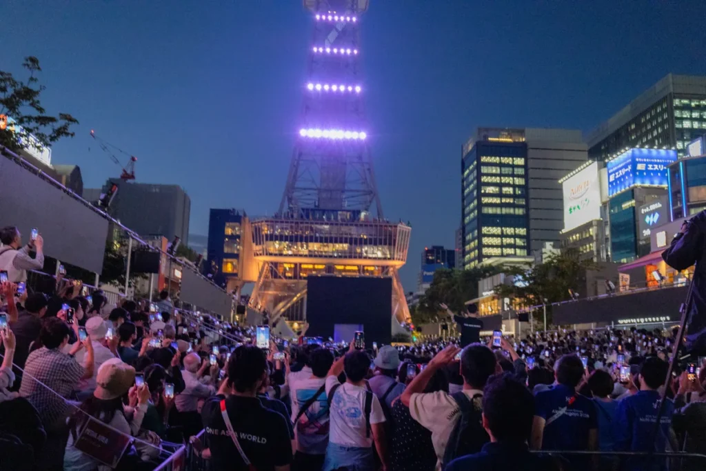 10月1日のメダリストセレブレーションの会場。中部電力MIRAI TOWER（テレビ塔）の前に大勢の人が集まった