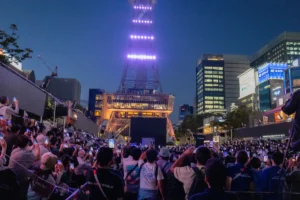 10月1日のメダリストセレブレーションの会場。中部電力MIRAI TOWER（テレビ塔）の前に大勢の人が集まった