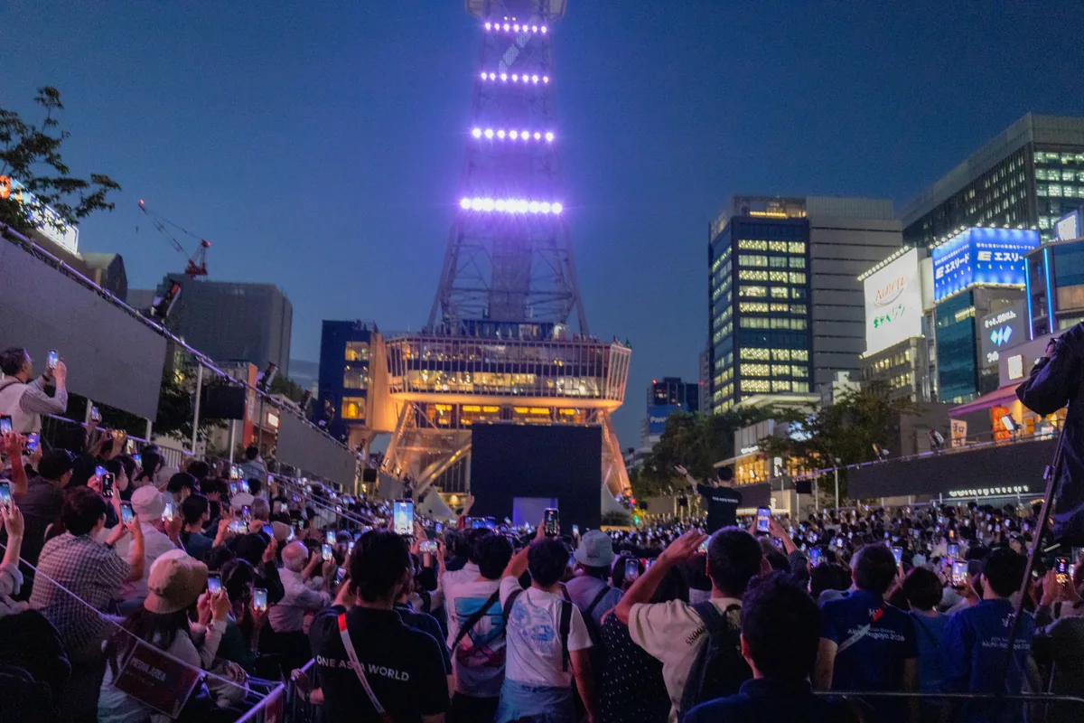 10月1日のメダリストセレブレーションの会場。中部電力MIRAI TOWER(テレビ塔)の前に大勢の人が集まった