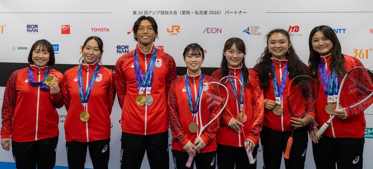 メダルを手に並ぶ日本のメダリスト7人