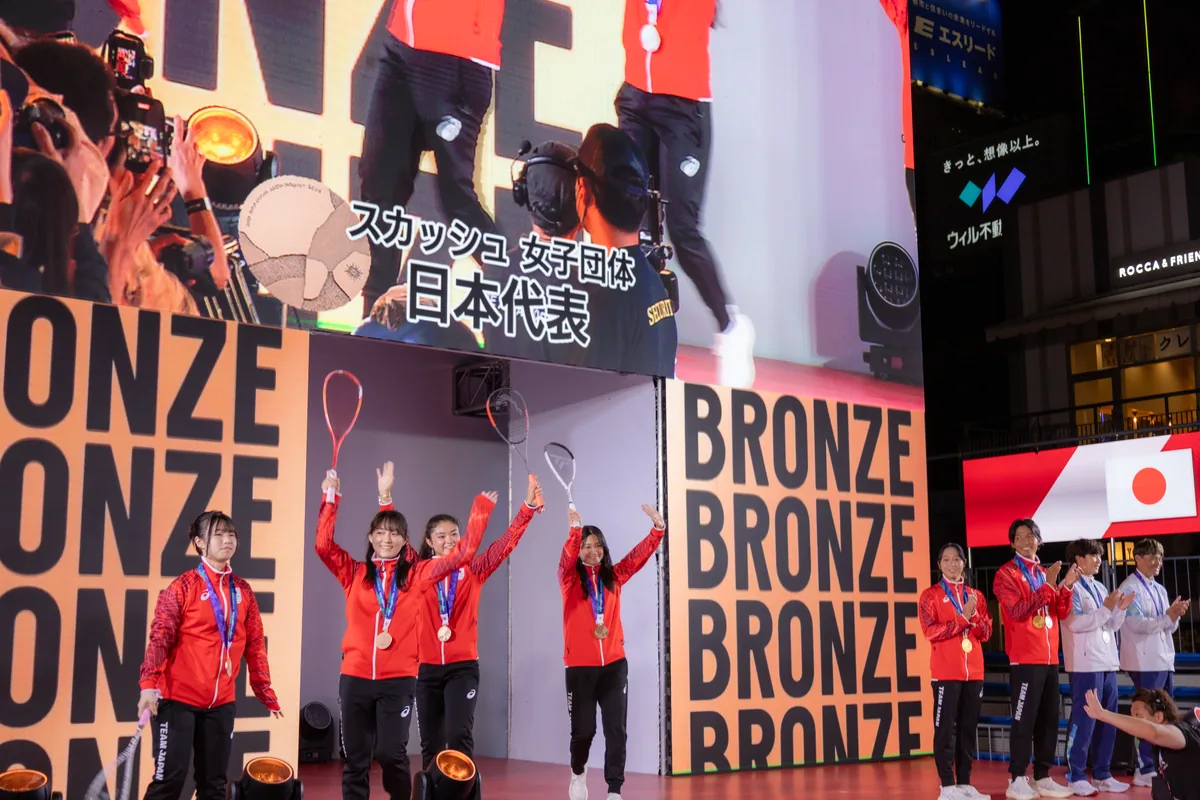 メダリストセレブレーションのステージに登場したスカッシュ女子団体の日本代表