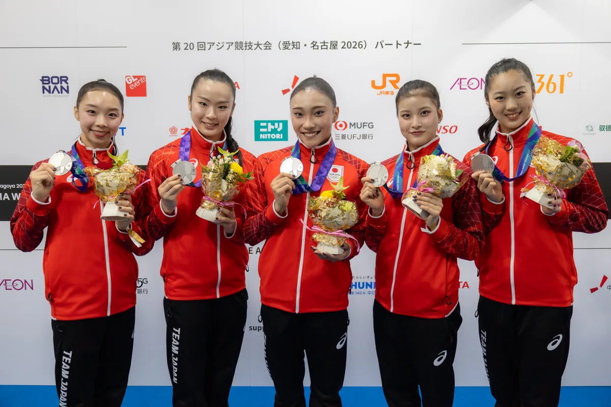 銀メダルと花束を手に並ぶ新体操団体の日本代表5人
