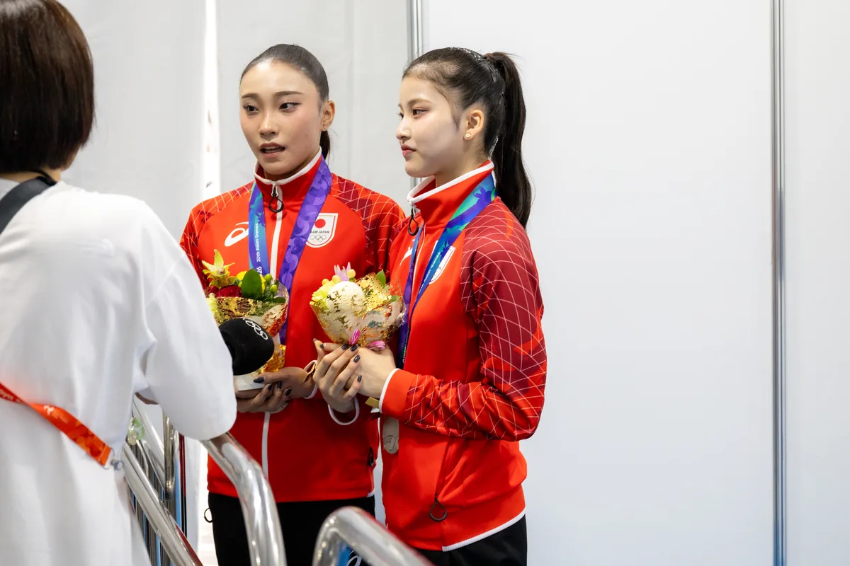 取材に応じる新体操の田口久乃選手(左)と西本愛実選手