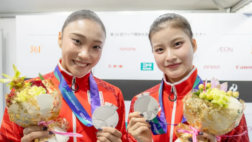 銀メダルと花束を手にする新体操の田口久乃選手（左）と西本愛実選手