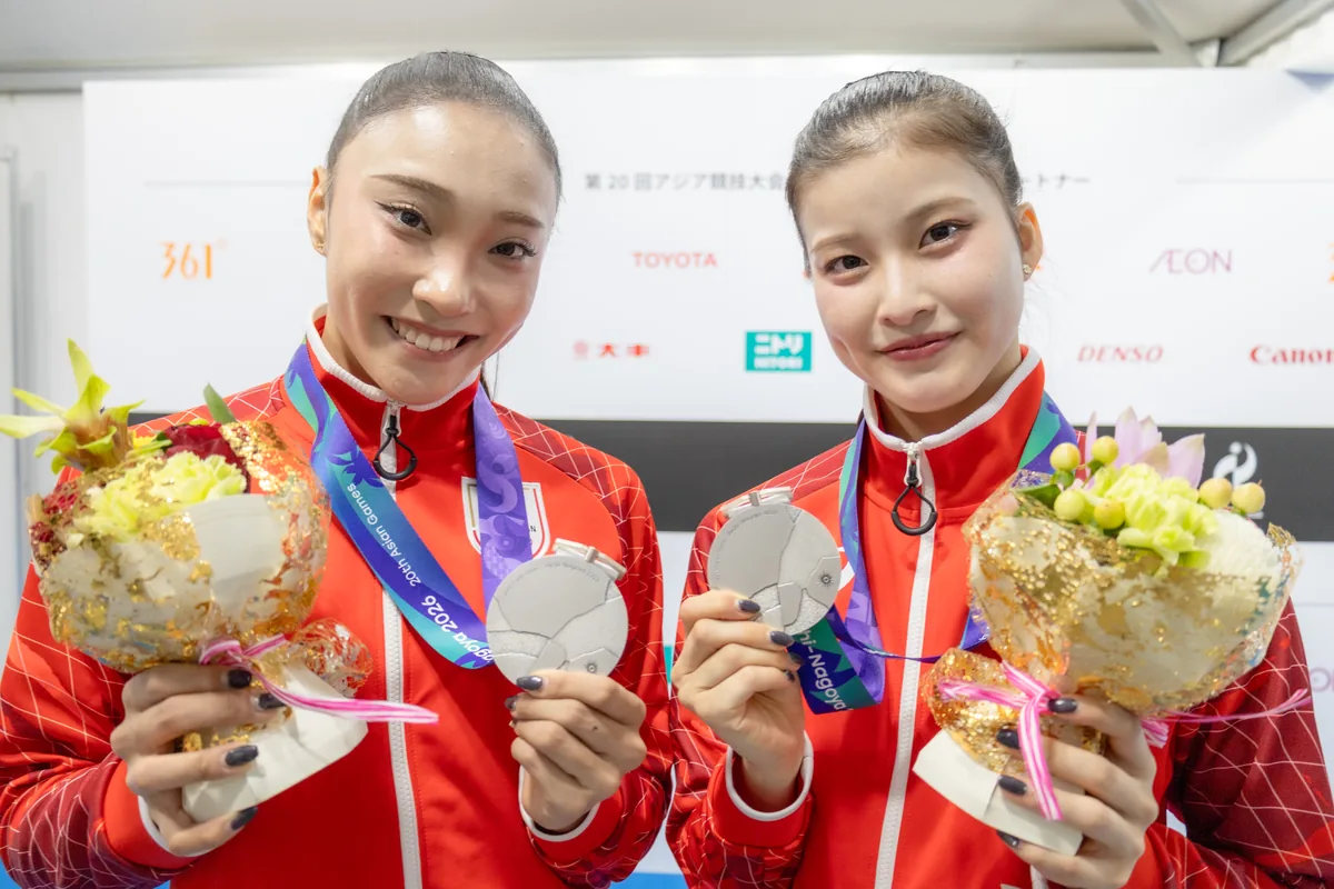 銀メダルと花束を手にする新体操の田口久乃選手(左)と西本愛実選手
