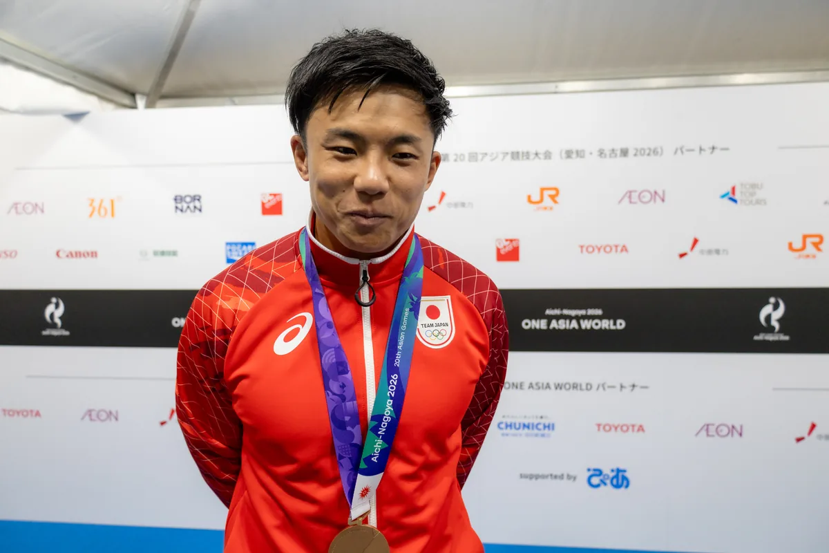 銅メダルをかけて取材に応じるラグビー7人制の古賀由教選手