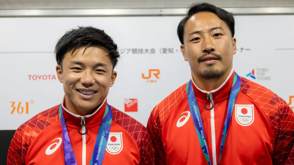 銅メダルをかけて並ぶラグビー7人制男子の古賀由教選手（左）と中野剛通選手