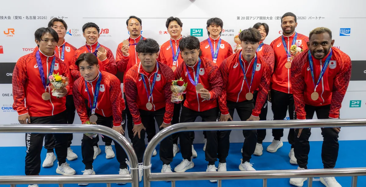 銅メダルを手に並ぶラグビー7人制男子の日本代表
