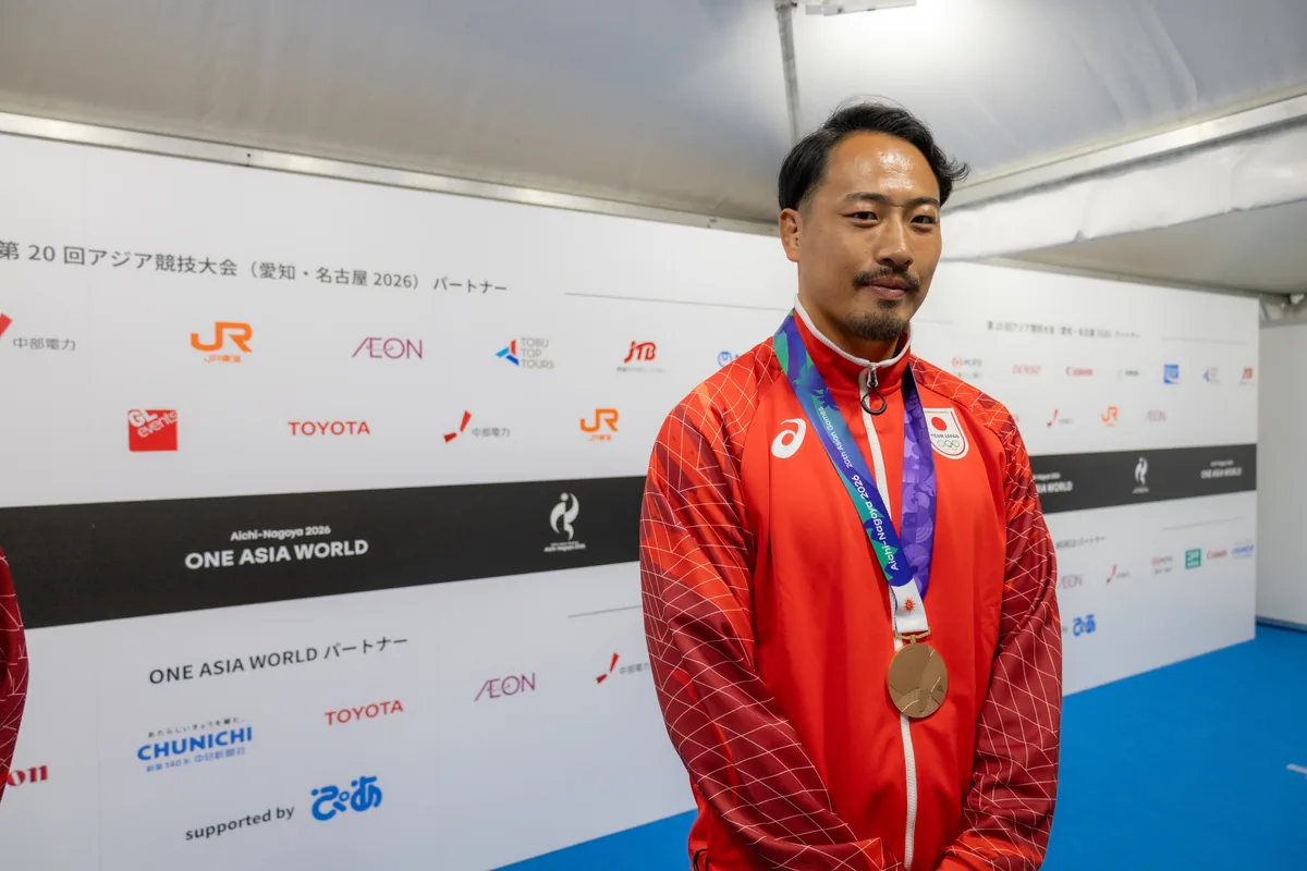 銅メダルをかけて取材に応じるラグビー7人制の中野剛通選手