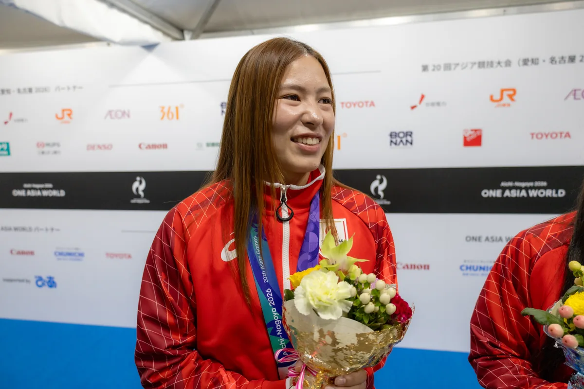 花束を手に取材に応じるラグビー7人制の大内田夏月選手