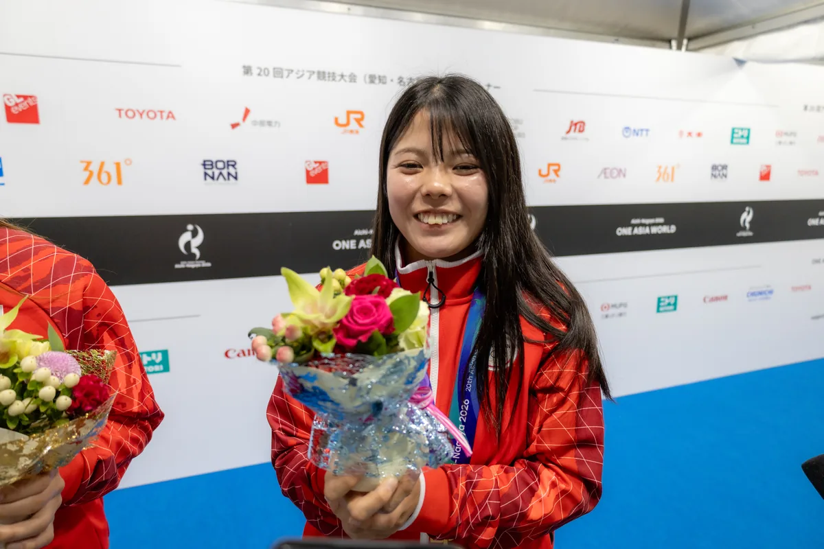 花束を手に笑顔を見せるラグビー7人制の須田倫代選手