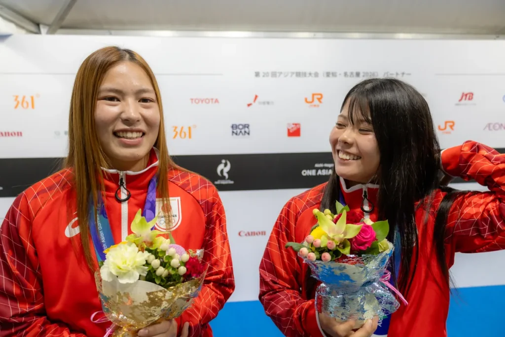 笑顔で取材に応じる大内田夏月選手（左）と須田倫代選手