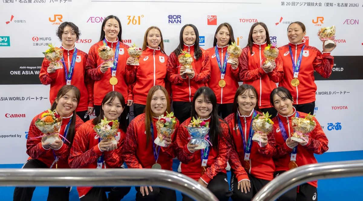 金メダルと花束を手に並ぶラグビー7人制女子の日本代表