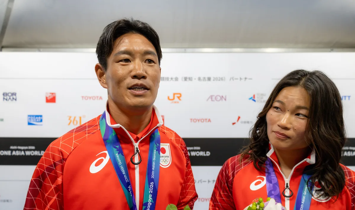 取材に応じるセーリング混合470級の磯崎哲也選手と関友里恵選手