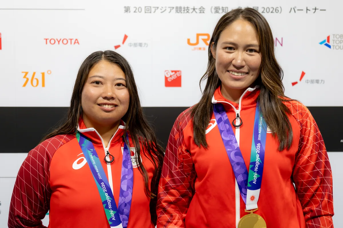 笑顔で取材に応じるセーリングの田中美紗樹選手と永松瀬羅選手