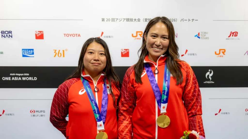 金メダルを首にかけて並ぶセーリング女子49erFXの田中美紗樹選手と永松瀬羅選手