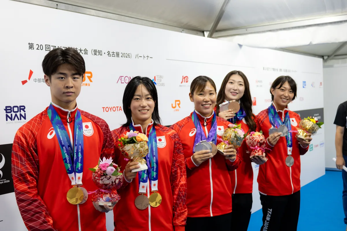 ミックスゾーンで写真に応じる競泳のメダリスト5人